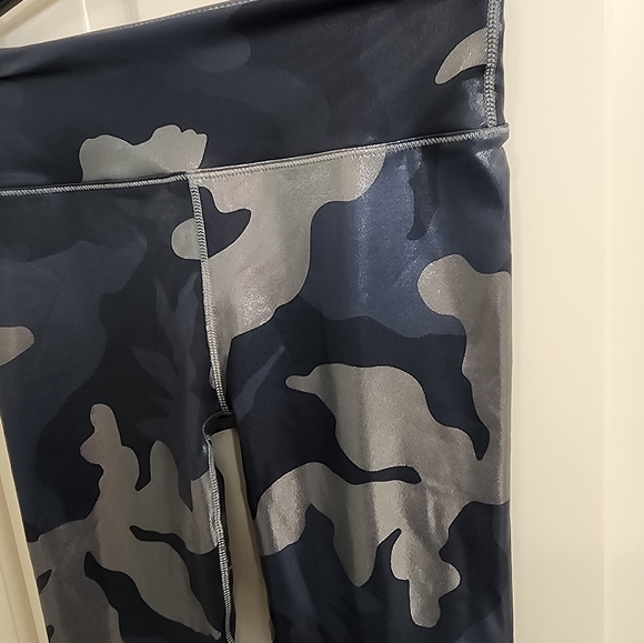 NWOT Noli Guerra Metallic Blue and Gray Camo Leggings Size 2 - Picture 5 of 7